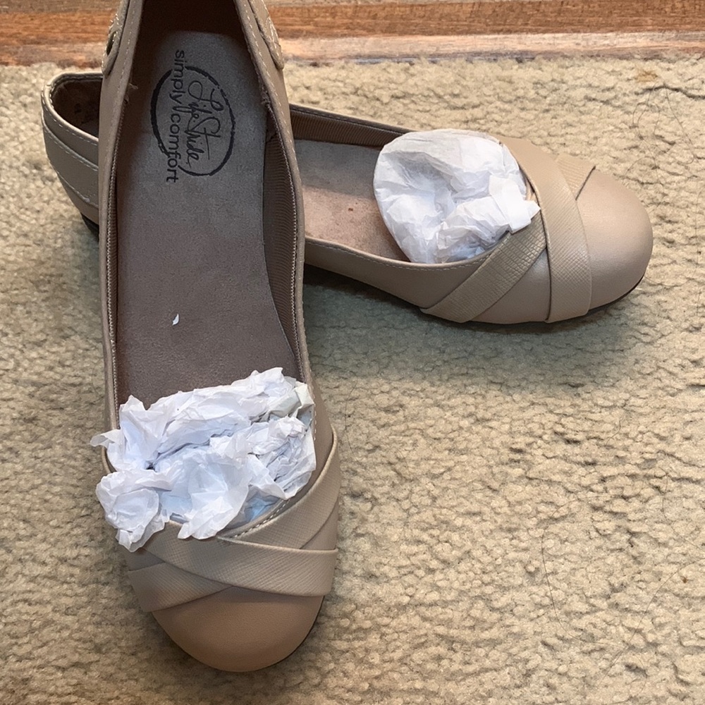 Life Stride beige flats